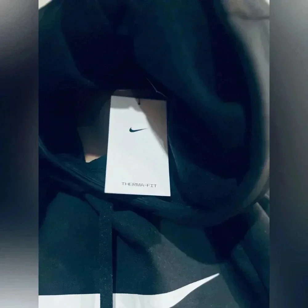 Nike Men's Therma Swoosh Hoodie size Medium very soft in the inside NWT